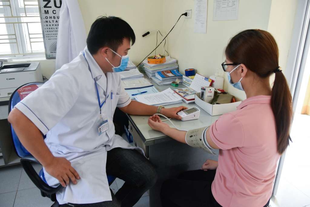 Huyện Đầm Hà dành nguồn lực đầu tư, nâng cao chất lượng hoạt động y tế tuyến xã. (Trong ảnh: Cán bộ Trạm Y tế xã Tân Lập thăm khám sức khỏe tổng quát cho người dân)