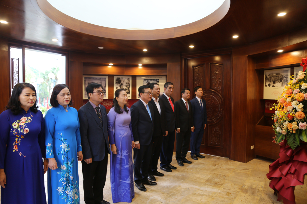 Các đại biểu thực hiện nghi thức dâng hoa tại
