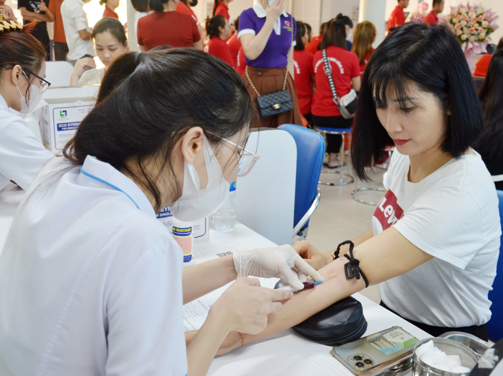 Tình nguyện viên tham gia HMTN ở Điểm hiến máu Chữ thập đỏ tại Bệnh viện Bãi Cháy.