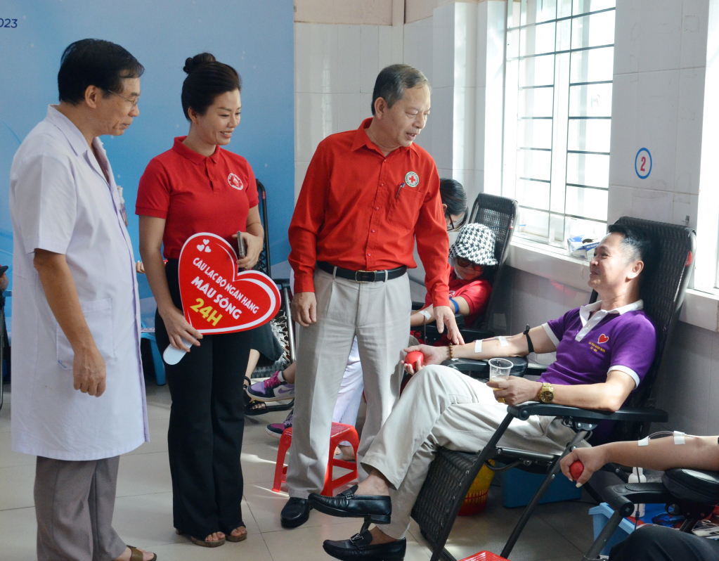 Thường trực Ban Chỉ đạo Vận động HMTN tỉnh và lãnh đạo Bệnh viện Bãi Cháy động viên các tình nguyện viên CLB hiến máu 24h tham gia hiến máu tại Bệnh viện Bãi Cháy.