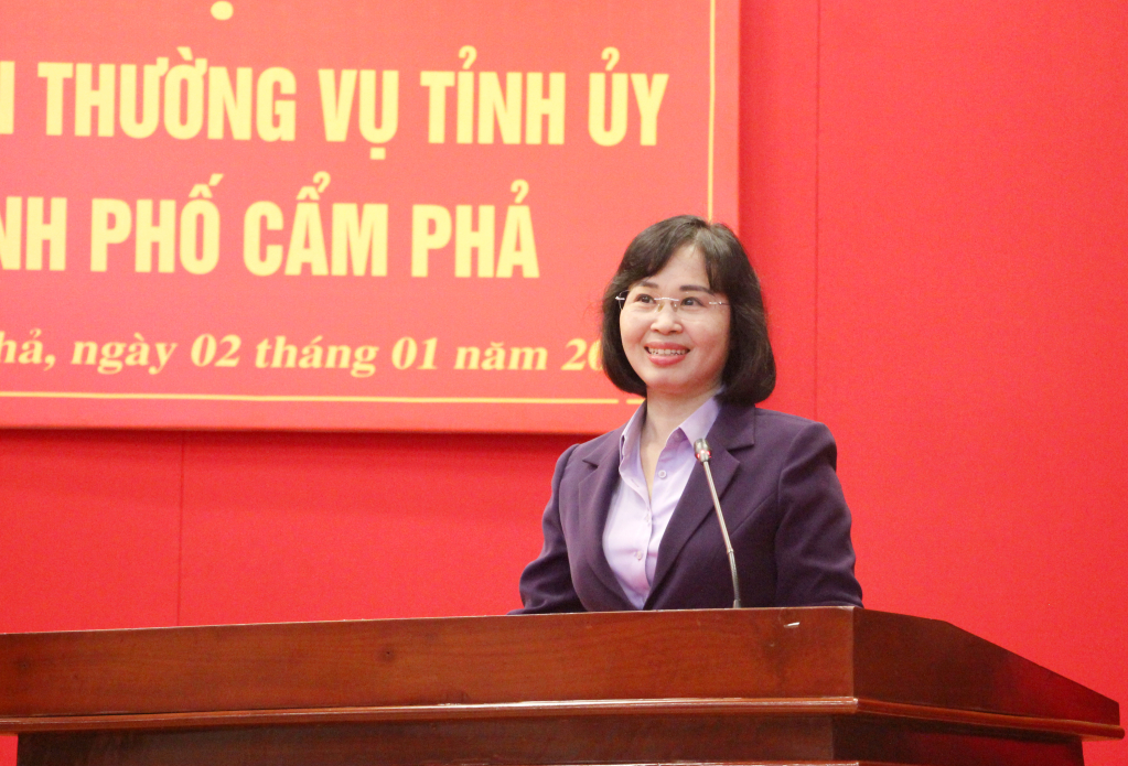 Đồng chí Trịnh Thị Minh Thanh, Phó Bí thư Thường trực Tỉnh ủy, phát biểu giao nhiệm vụ cho đồng chí Phạm Lê Hưng.