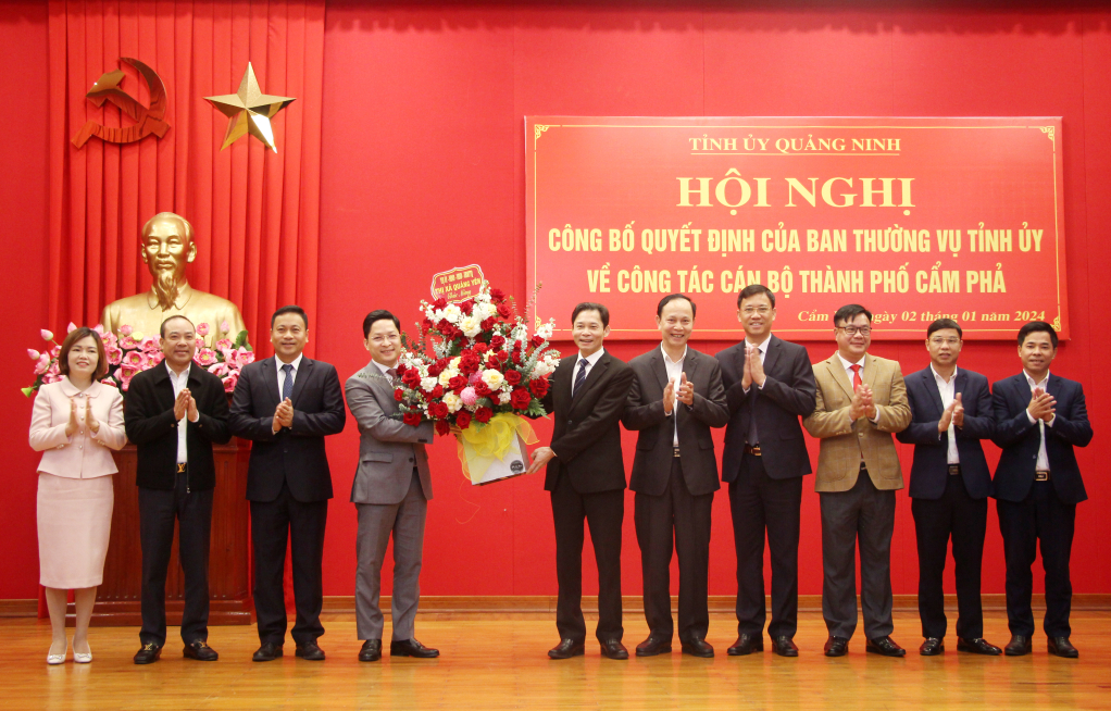Tập thể Ban Thường vụ Thị ủy Quảng Yên, tặng hoa chúc mừng đồng chí Phạm Lê Hưng.