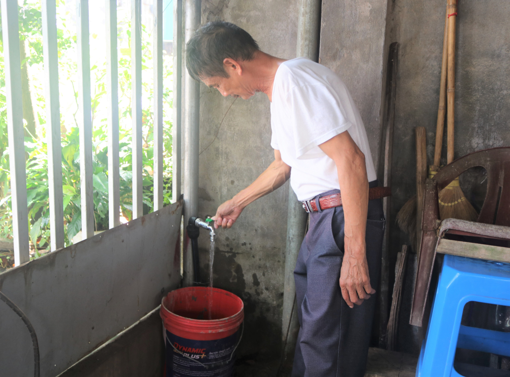 Người dân phường Hải Yên, TP Móng Cái đấu nối, sử dụng nước sạch