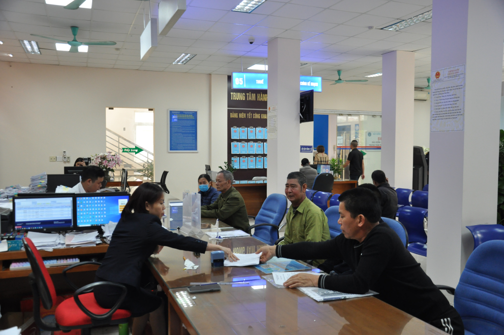 Trung tâm HCC Móng Cái giải quyết thủ tục hành chính cho người dân