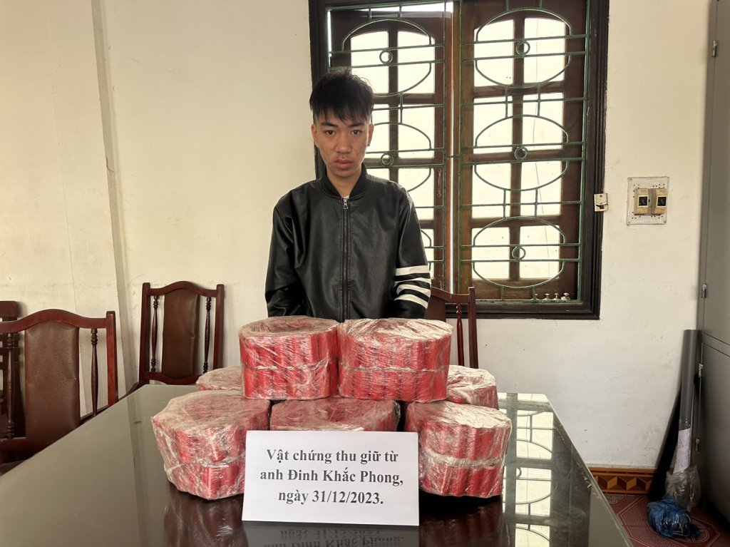 Đội tượng  Đinh Khắc Phong và tang vật tại Công an thị xã Đông Triều.
