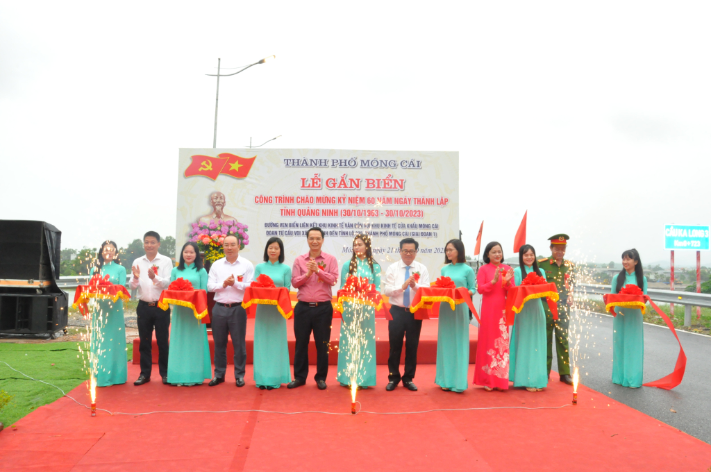 TP Móng Cái tổ chức gắn biển công trình Chào mừng 60 năm Ngày thành lập tỉnh