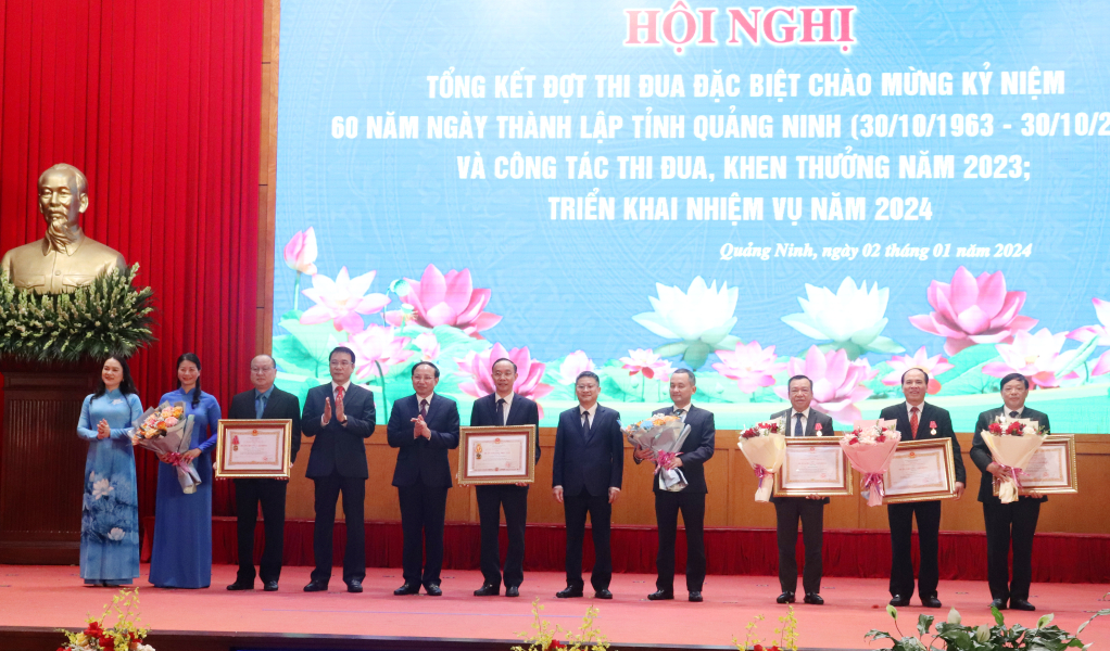 Đồng chí Nguyễn Xuân Ký, Ủy viên Trung ương Đảng, Bí thư Tỉnh ủy, Chủ tịch HĐND tỉnh trao Huân chương độc lập hạng Nhì và Huân chương Lao động hạng Nhì và hạng Ba cho các tập thể, cá nhân. 