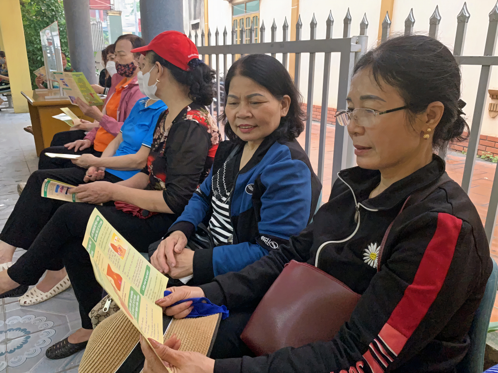 CDC tỉnh truyền thông về ung thư cổ tử cung cho phụ nữ trên địa bàn TP Uông Bí trong buổi một khám sàng lọc nhiễm khuẩn đường sinh sản.