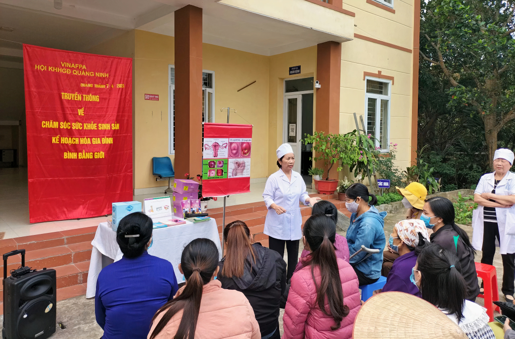 Hội KHHGĐ tỉnh truyền thông về chăm sóc sức khỏe sinh sản cho phụ nữ trên địa bàn xã Quảng Thành (huyện Hải Hà).