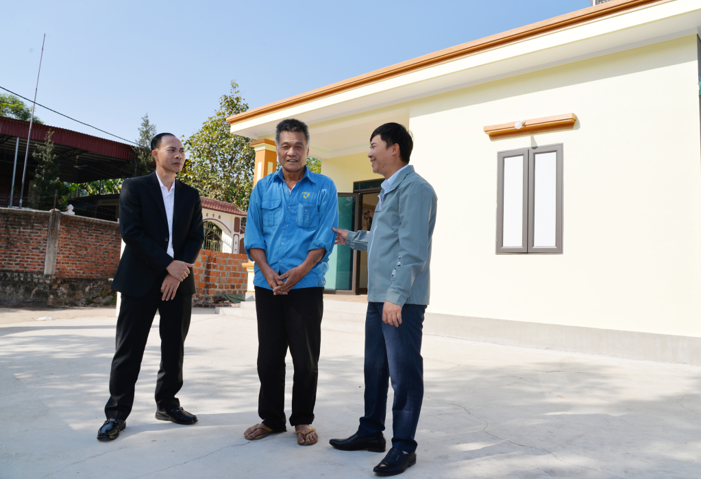 Lãnh đạo Phòng LĐ-TB&XH TX Quảng Yên và xã Hiệp Hòa đến thăm động viên gia đình ông Vũ Văn Sơn.
