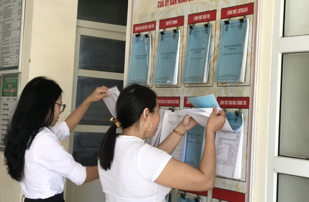 Người dân xem các thủ tục E2bet green hồ chí minh được công khai tại UBND xã Hiệp Hòa, TX Quảng Yên.
