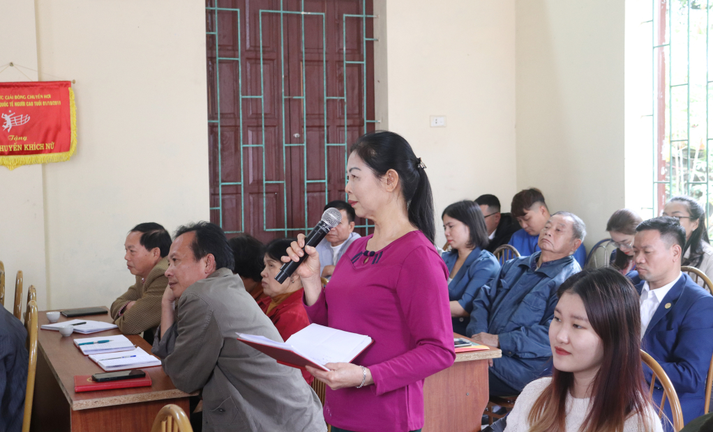 Đảng viên Nguyễn Công Úy phát biểu tại buổi sinh hoạt chi bộ.