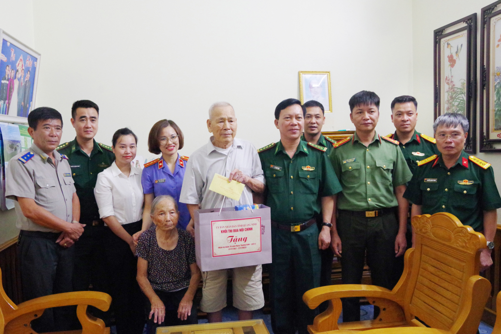 Đoàn công tác đến thăm, tặng quà gia đình ông La Tiến Ninh (Bố liệt sỹ), thôn Lục Nà, xã Lục Hồn, huyện Bình Liêu.
