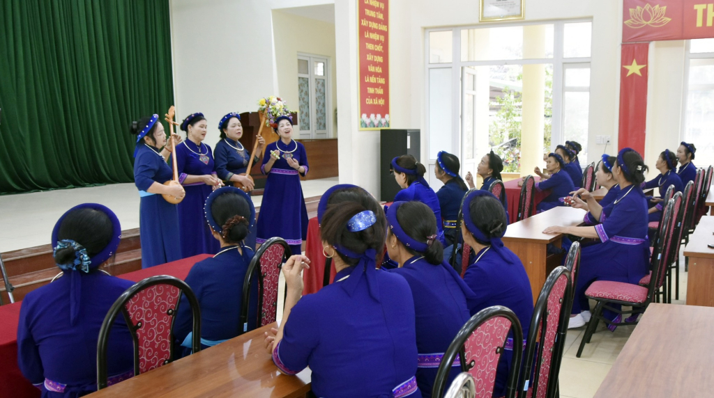 Bà con đồng bào dân tộc xã Nam Sơn phấn khởi luyện tập các tiết mục văn nghệ để chuẩn bị cho dịp Tết Nguyên đán 2024. 