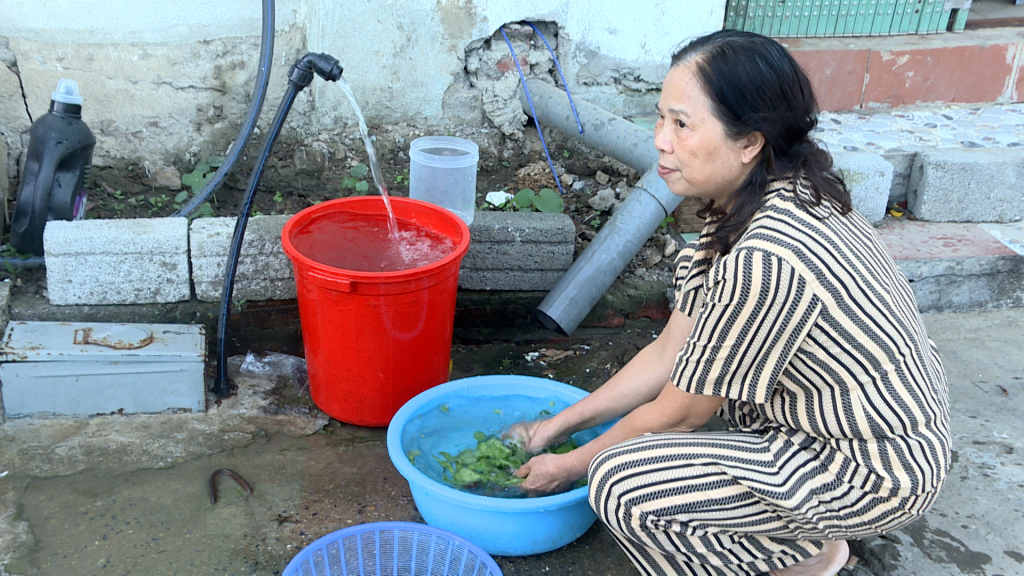 Người dân xã Nam Sơn (huyện Ba Chẽ) vui mừng được sử dụng nguồn nước sạch từ công trình cấp nước tập trung, đảm bảo sức khỏe, đời sống. Ảnh: Lê Nam