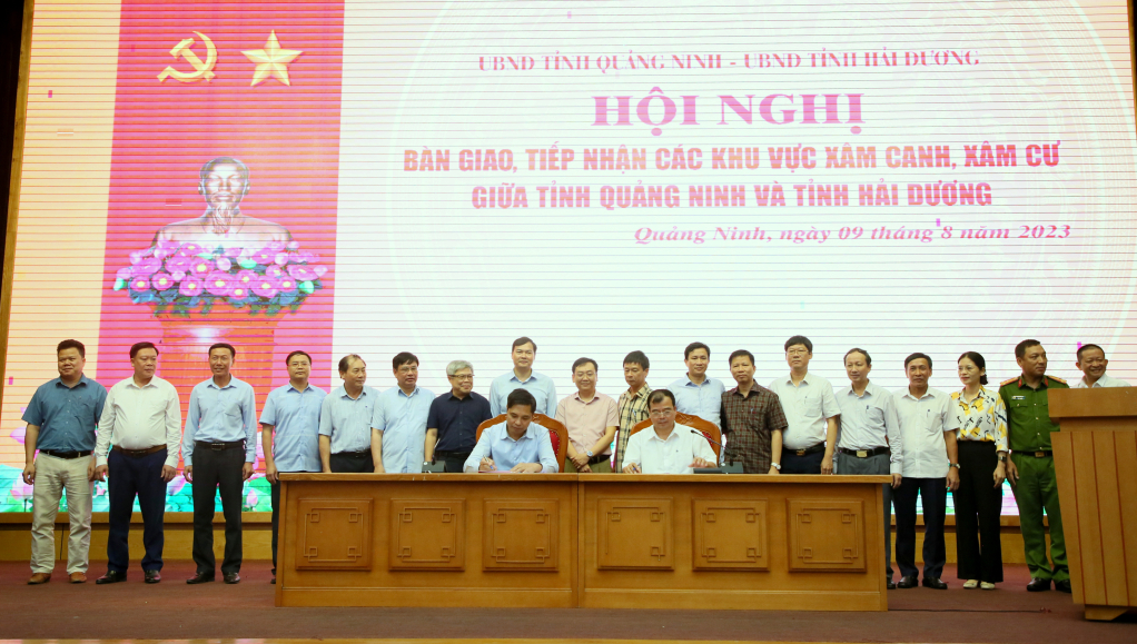 Đại diện lãnh đạo 2 tỉnh Quảng Ninh và Hải Dương ký kết biên bản về việc bàn giao, tiếp nhận các khu vực xâm canh, xâm cư giữa 2 tỉnh (Ảnh: Minh Hà).