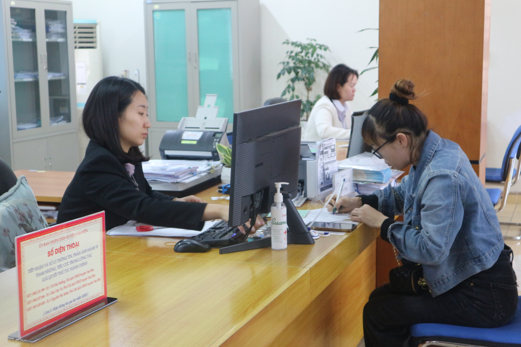 Người dân đến giải quyết TTHC tại Trung tâm Hành chính công huyện Vân Đồn.