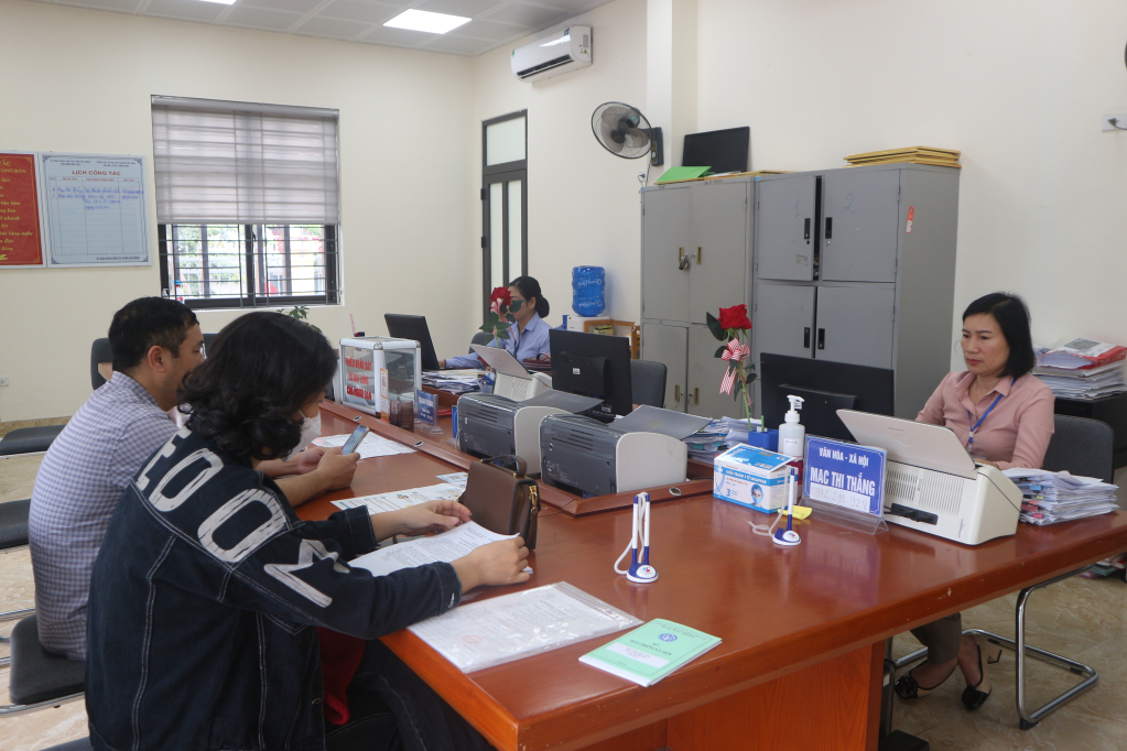 CCVC tại UBND thị trấn Cái Rồng luôn đảm bảo tiếp nhận hồ sơ TTHC và trả kết quả đúng hạn.