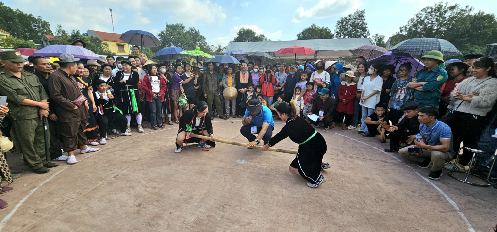Thi đấu đẩy gậy nữ trong Ngày hội Văn hoá- Thể thao dân tộc Sán Dìu huyện Tiên Yên năm 2013.