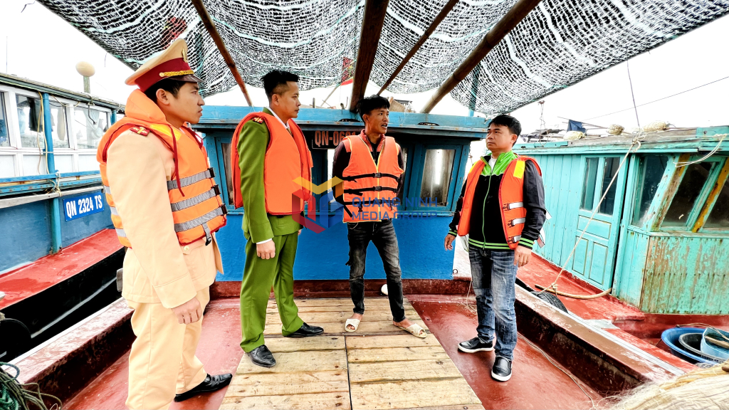 Công an xã Đầm Hà (huyện Đầm Hà) tuyên truyền ngư dân phòng chống vi phạm pháp luật trên biển.