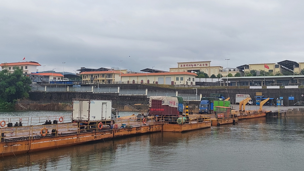 Xuất khẩu hàng hóa qua Lối mở cầu phao tạm Km3+4 Hải Yên.