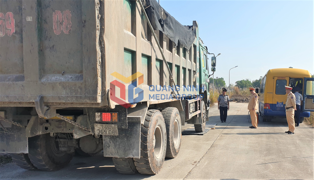 Phòng CSGT, Công an Tỉnh kiểm tra xe có dấu hiệu quá khổ quá tải trên địa bàn phường Hoành Bồ, TP Hạ Long.