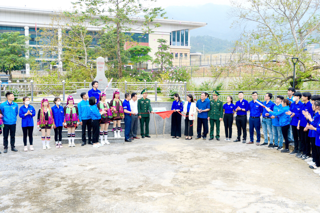 Chi Đoàn Đồn BP Quảng Đức phối hợp với Huyện đoàn Hải Hà tổ chức khánh thành mô hình quét mã QR cột mốc biên giới.