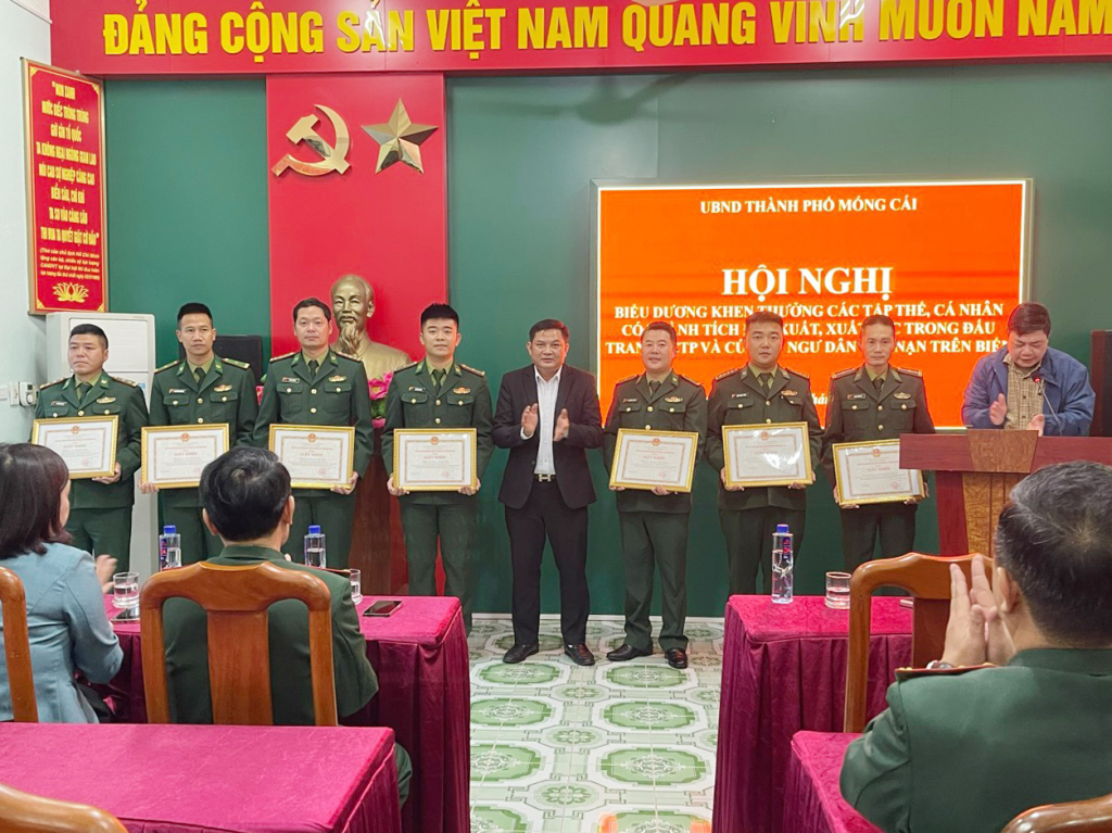 Lãnh đạo TP Móng Cái trao giấy khen của TP Móng Cái cho các tập thể, cá nhân.