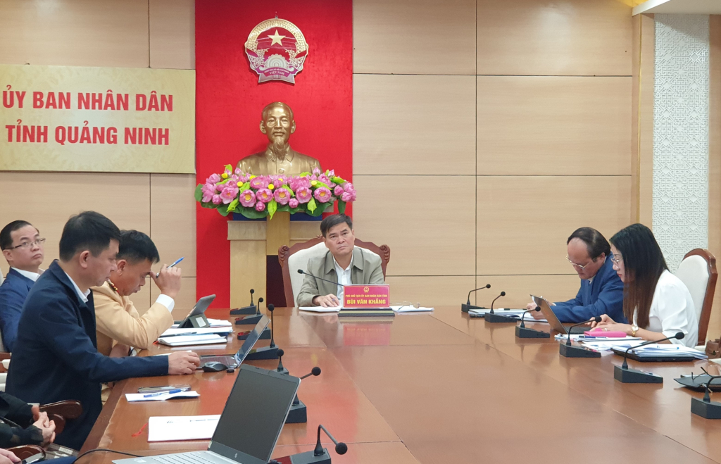 Đồng chí Bùi Văn Khắng PCT UBND tỉnh, Phó trưởng ban phụ trách Ban ATGT tỉnh dự Hội nghị tại điểm cầu Quảng Ninh.