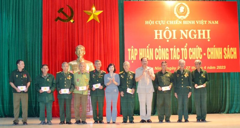Lãnh đạo tỉnh và CCB Vệt Nam tặng quà cho hội viên có hoàn cảnh khó khăn trên địa bàn tỉnh.