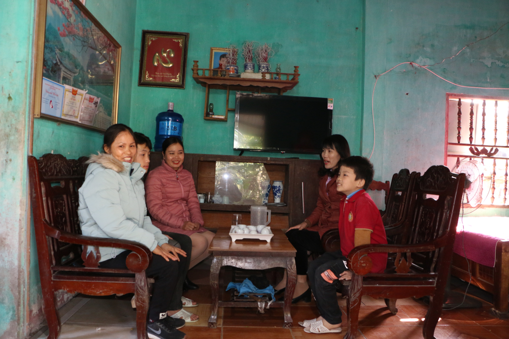 Cán bộ xã Liên Hòa và Hội LHPN xã Liên Hòa (TX Quảng Yên) thăm hỏi gia đình hội viên Nguyễn Thị Thanh.