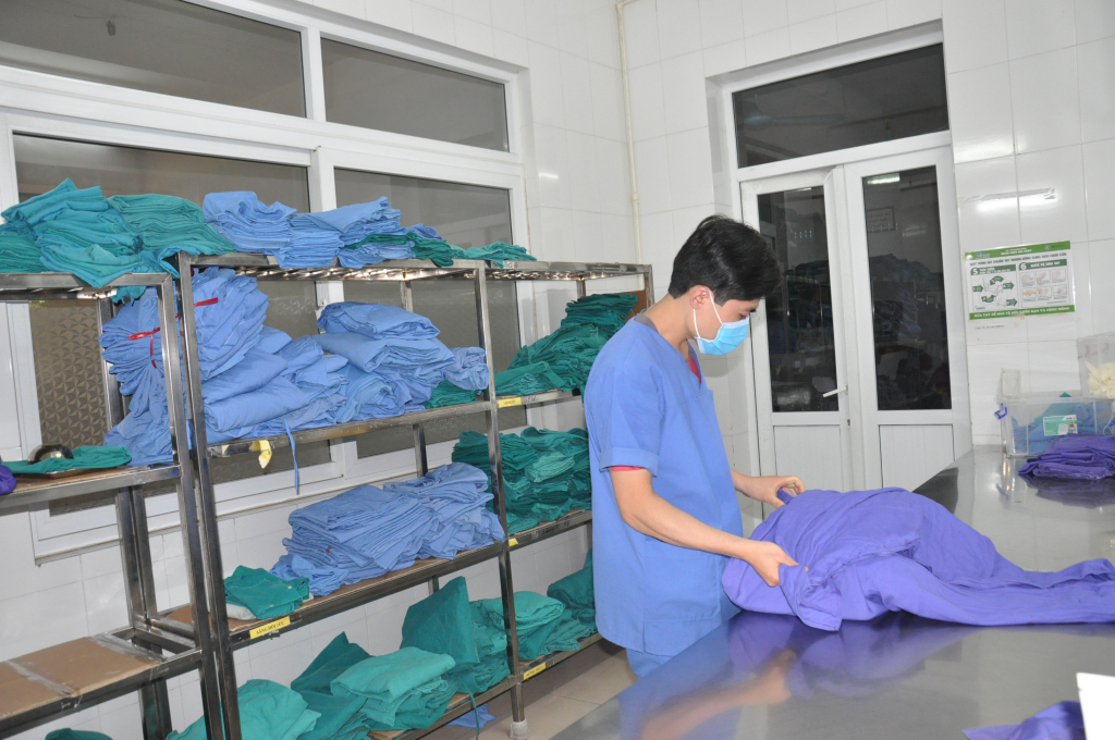 Bệnh viện Bãi Cháy đảm bảo quy trình khử khuẩn quần áo bảo hộ của cán bộ, nhân viên y tế và quần áo, chăn, đệm phục vụ bệnh nhân.