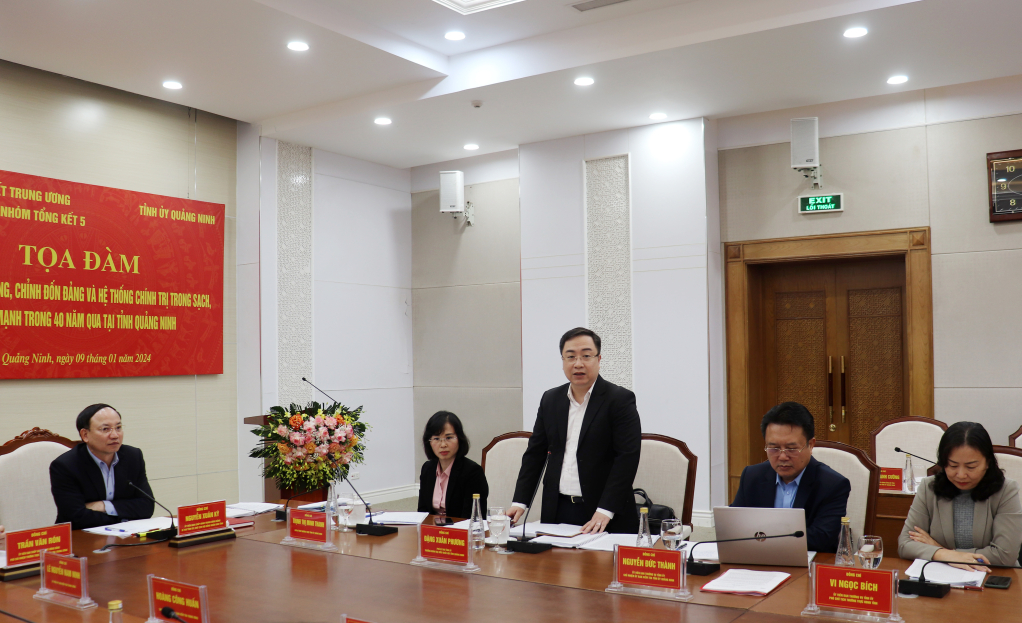 Đồng chí Đặng Xuân Phương, Phó Bí thư Tỉnh ủy, Trưởng Đoàn ĐBQH tỉnh, phát biểu tại buổi tọa đàm.