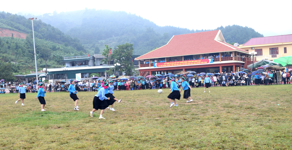 Tại sân Trung tâm văn hóa cộng đồng Sán Chỉ, xã Đại dực, huyện Tiên Yên thường xuyên diễn ra các trận đấu bóng nữ Sán Chỉ