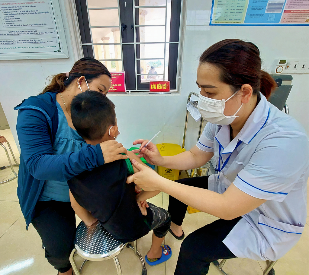 Trạm Y tế xã Hiệp Hòa (TX Quảng Yên) tiêm chủng cho trẻ em trên địa bàn.