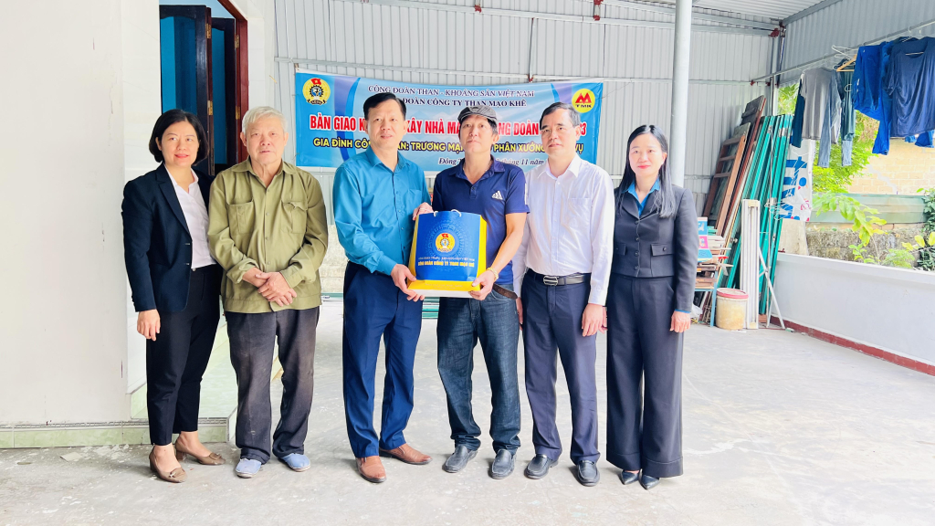 Lãnh đạo Công ty, Công đoàn Công ty Than Mạo Khê và phân xưởng Phục vụ thăm, tặng quà Tết cho anh Trương Mạnh Hà.