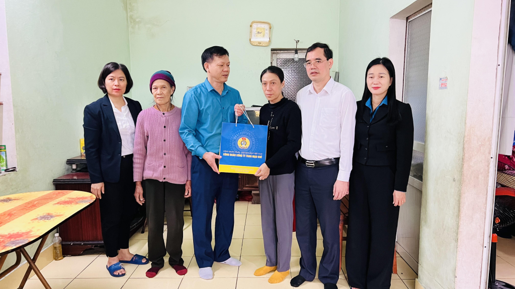 Lãnh đạo Công đoàn và Công ty Than Mạo Khê thăm, tặng quà gia đình chị Tuyết.