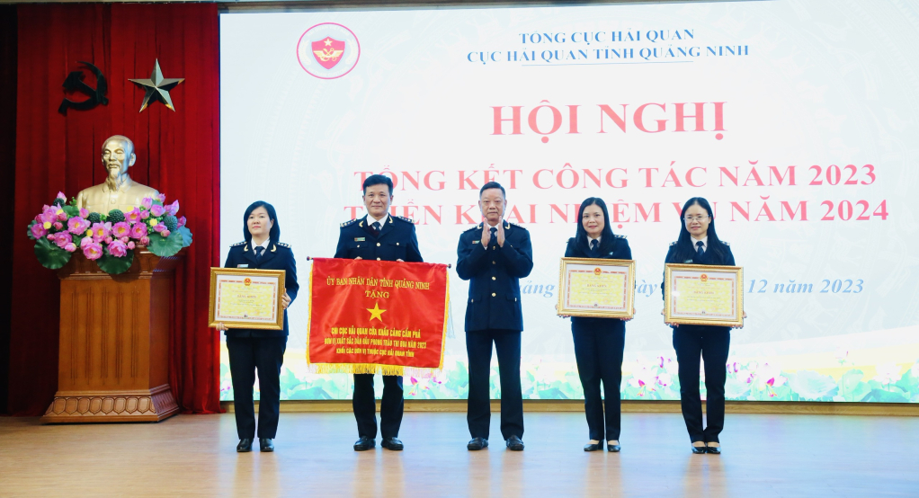 Đồng chí Nguyễn Văn Nghiên, Bí thư Đảng ủy, Cục trưởng Cục Hải quan tỉnh trao Cờ thi đua và Bằng khen của UBND tỉnh cho tập thể và cá nhân có thành tích xuất sắc trong phong trào thi đua năm 2023.