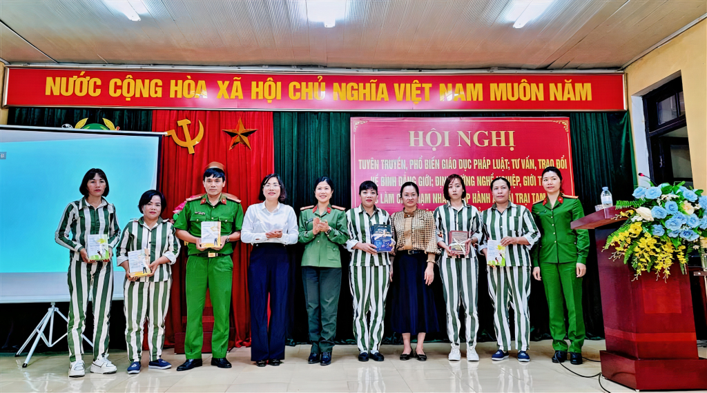 Phó Chủ tịch Hội LHPN tỉnh Nguyễn Thị Thủy trao tặng sách cho