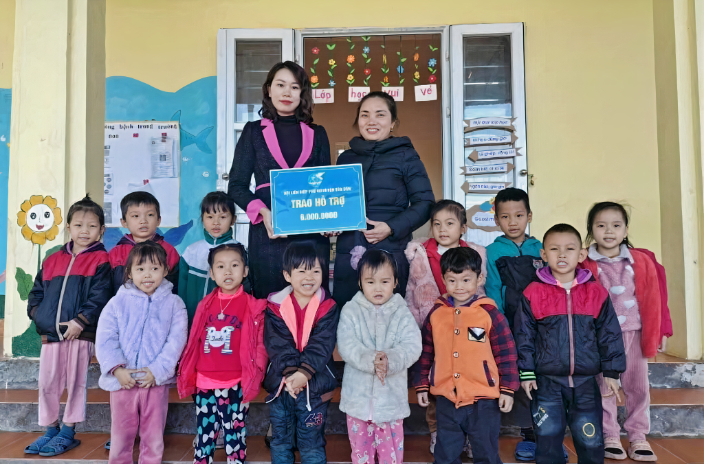 Hội LHPN huyện Vân Đồn trao 6 triệu đồng hỗ trợ dinh dưỡng bữa ăn cho trẻ em tại điểm trường Đài Van, xã Đài Xuyên.