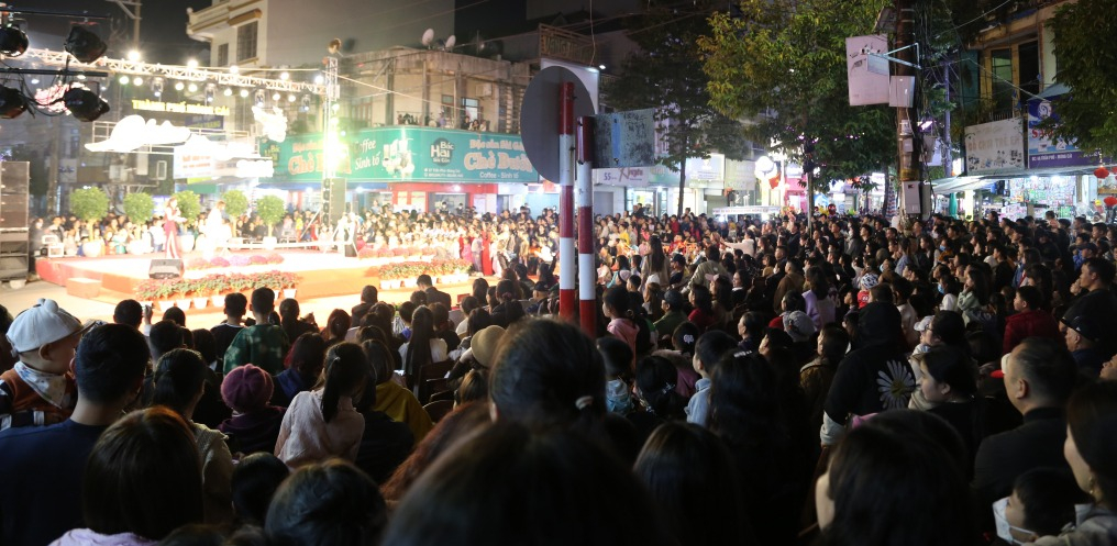 Chương trình nghệ thuật “Chào năm mới 2024” tại Phố đi bộ phường Trần Phú (TP Móng Cái) thu hút đông đảo nhân dân, du khách.