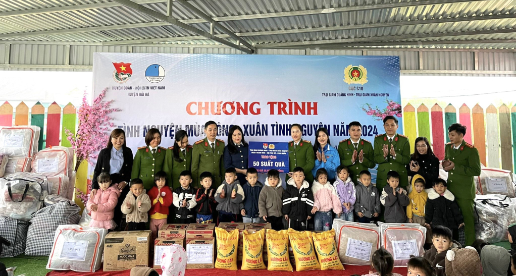 Đoàn đã trao tặng 270 suất quà gồm chăn ấm, gạo, mì tôm… cho các em học sinh có hoàn cảnh khó khăn.