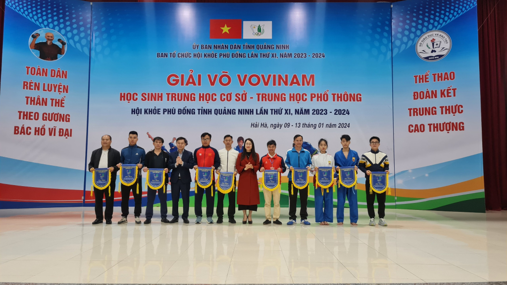 Ban Tổ chức giải tặng cờ lưu niệm cho các đoàn vận động viên về tham dự giải Võ Vovinam - Hội khỏe Phù đổng tỉnh Quảng Ninh lần thứ XI.