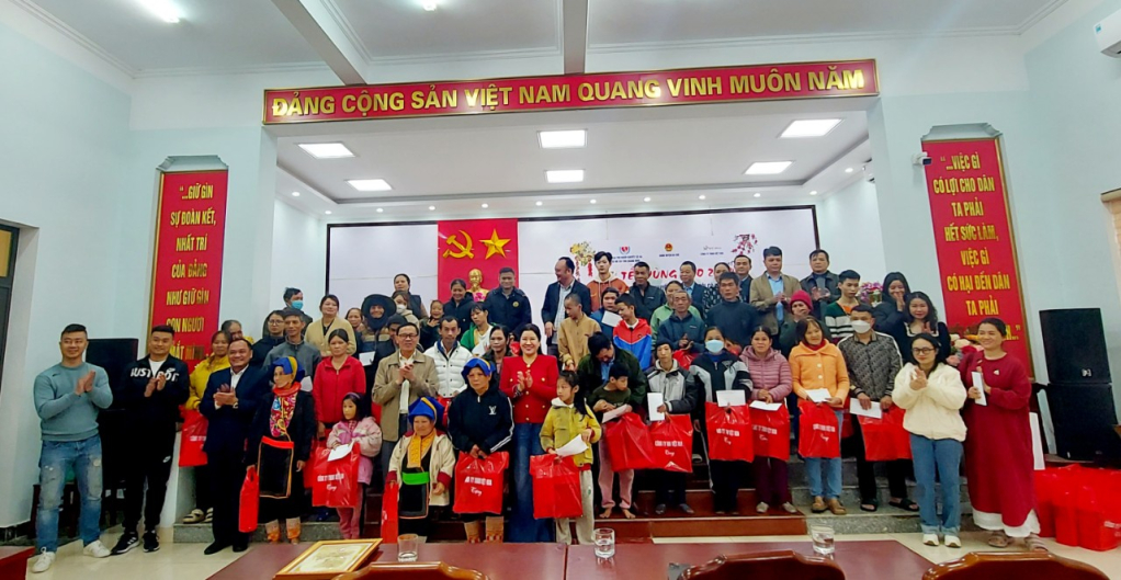 Tỉnh Hội Quảng Ninh tặng quà Tết và áo ấm tại xã Đồn Đạc, huyện Ba Chẽ