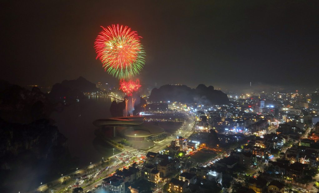 Đúng khoảnh khắc giao thừa Tết Quý Mão, bầu trời thành phố Hạ Long rực sáng bởi màn pháo hoa tầm cao tại Quảng trường 30/10 (phường Hồng Hải).
