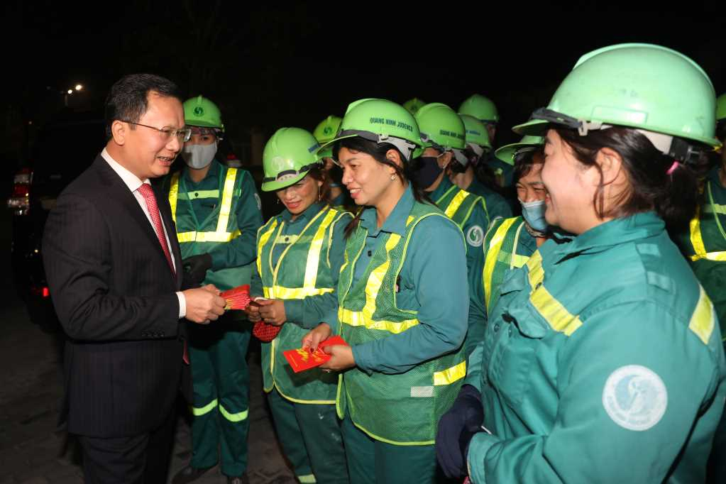 Đồng chí Cao Tường Huy, Chủ tịch UBND tỉnh thăm, động viên công nhân vệ sinh môi trường Công ty Môi trường đô thị Hạ Long giao thừa năm 2023.