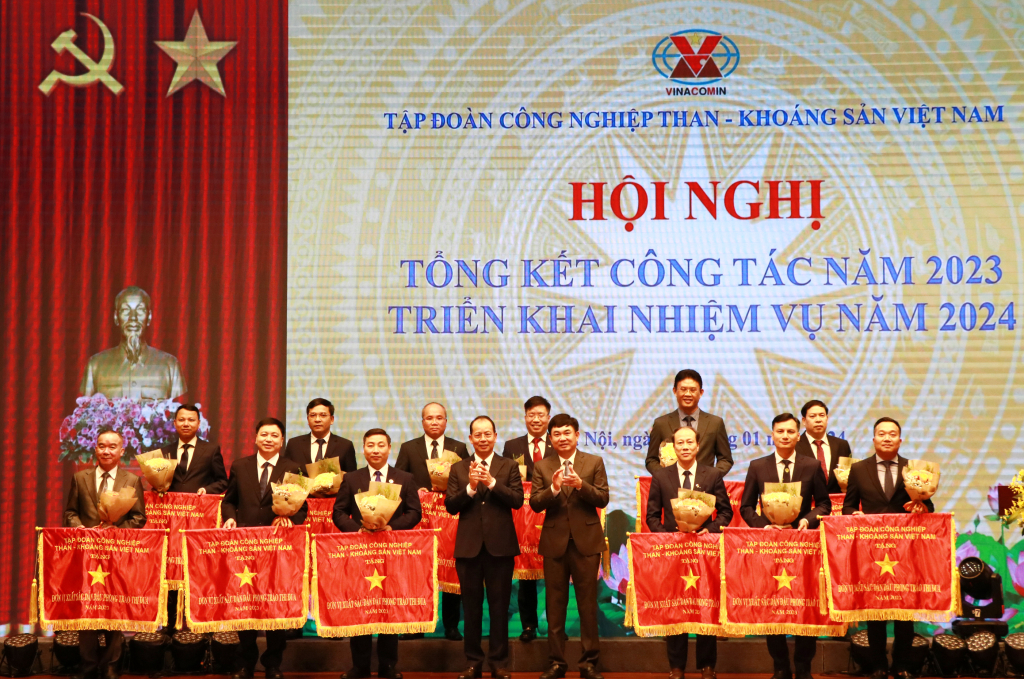 Lãnh đạo Tập đoàn Công nghiệp Than - Khoáng sản Việt Nam trao Cờ thi đua của Tập đoàn cho các tập thể có thành tích xuât sắc.