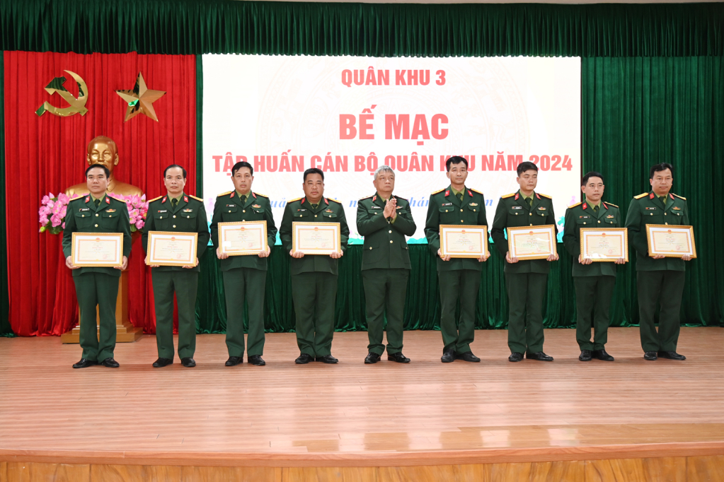 Trung tướng Nguyễn Quang Ngọc, Ủy viên Trung ương Đảng, Ủy viên Quân ủy Trung ương, Tư lệnh Quân khu trao thưởng cho các tập thể, cá nhân đạt thành tích xuất sắc trong tập huấn cán bộ Quân khu năm 2024.