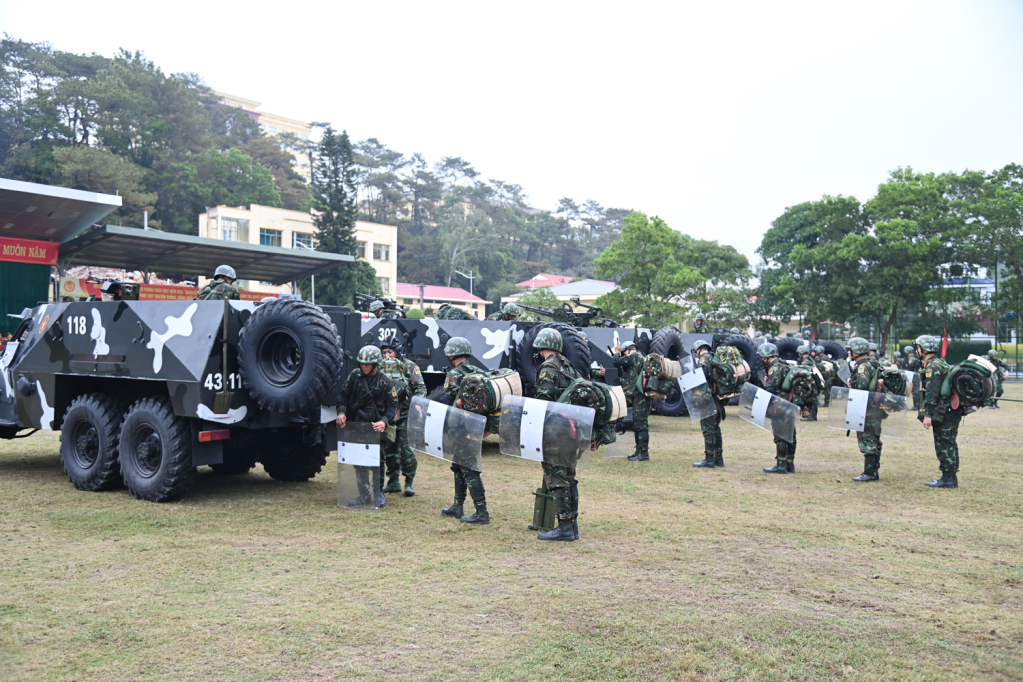 Hình ảnh các đại biểu tham quan Đại đội Trinh sát, Thiết Giáp Phòng Tham mưu Bộ CHQS tỉnh Quảng Ninh cơ động lực lượng triển khai bảo vệ mục tiêu chủ yếu theo nhiệm vụ A2.