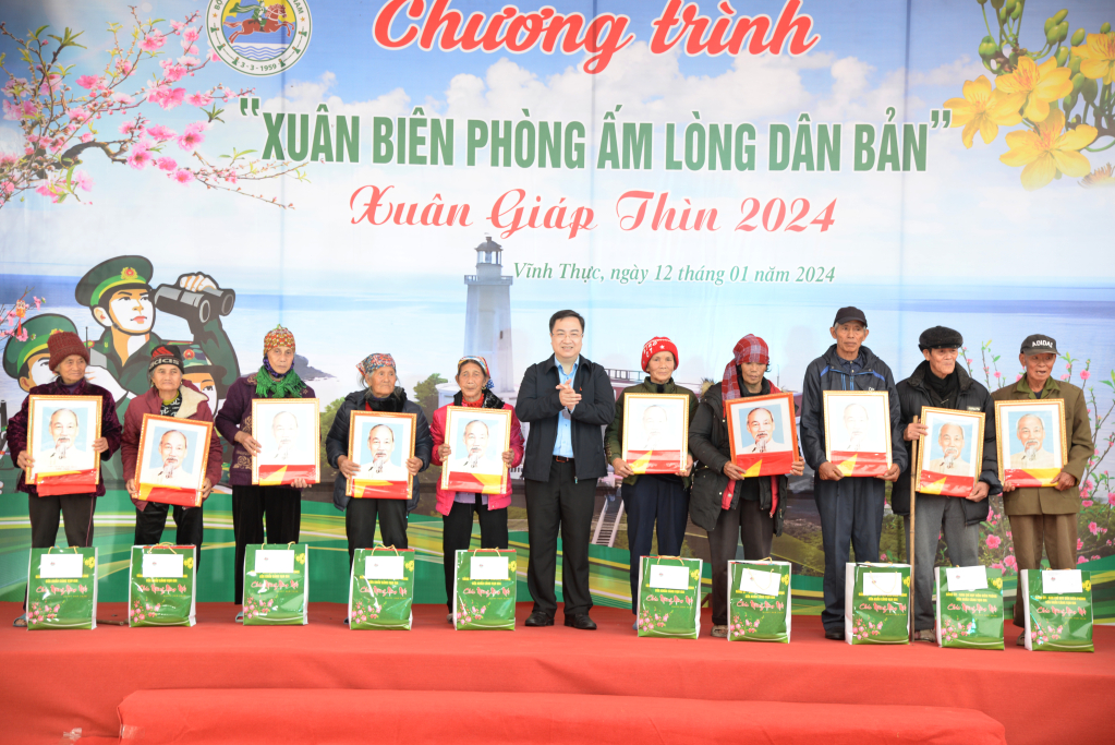 Đồng chí Đặng Xuân Phương Phó Bí thư Tỉnh ủy, Trưởng Đoàn Đại biểu Quốc hội tỉnh trao quà cho các hộ cận nghèo, gia đình chính sách.